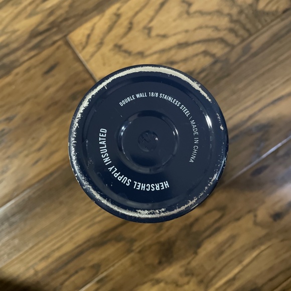 Herschel navy water bottle 18oz 530ml - Picture 10 of 14